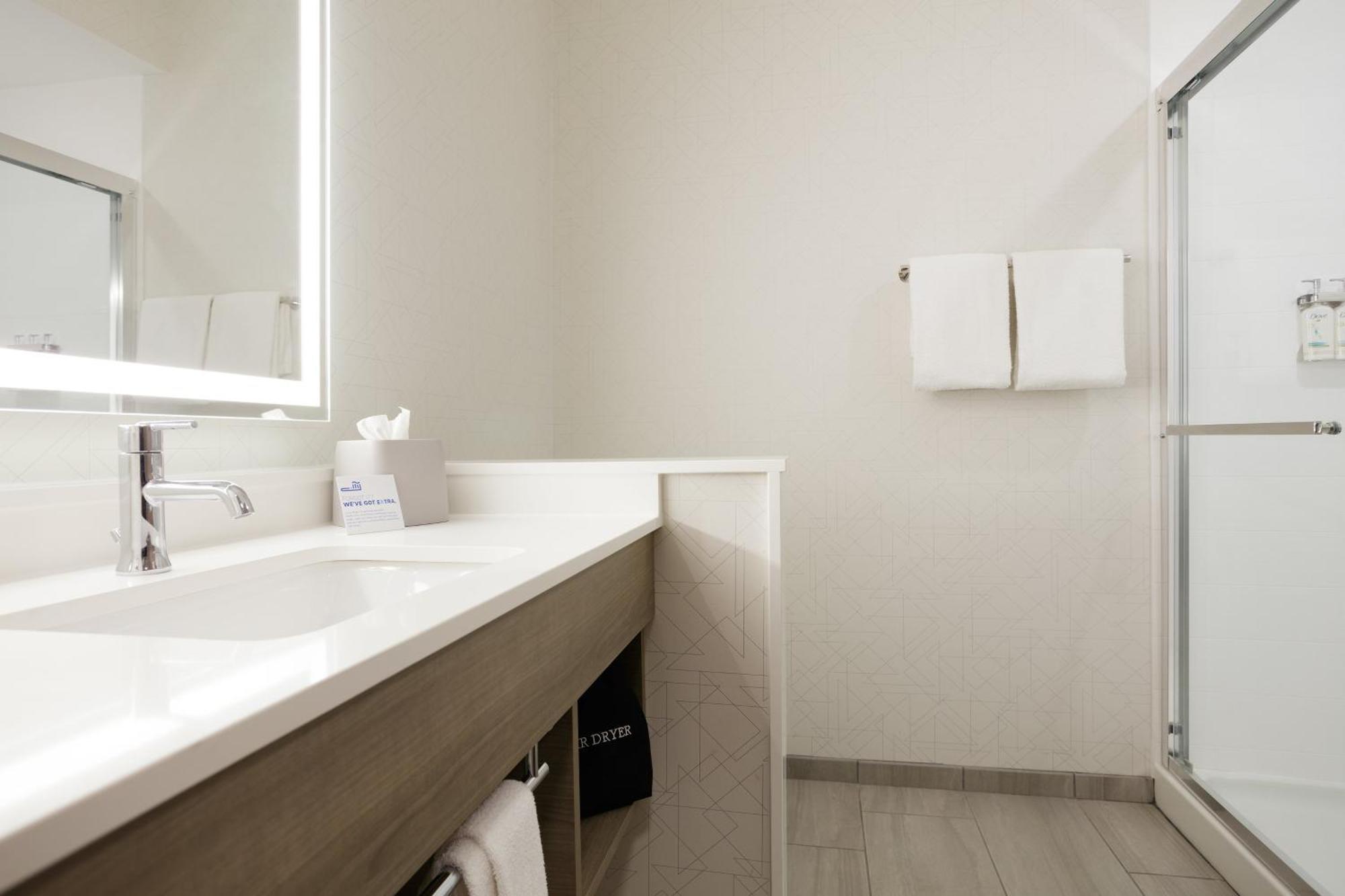 Express & - Elmsford North By Ihg Hotel 3*